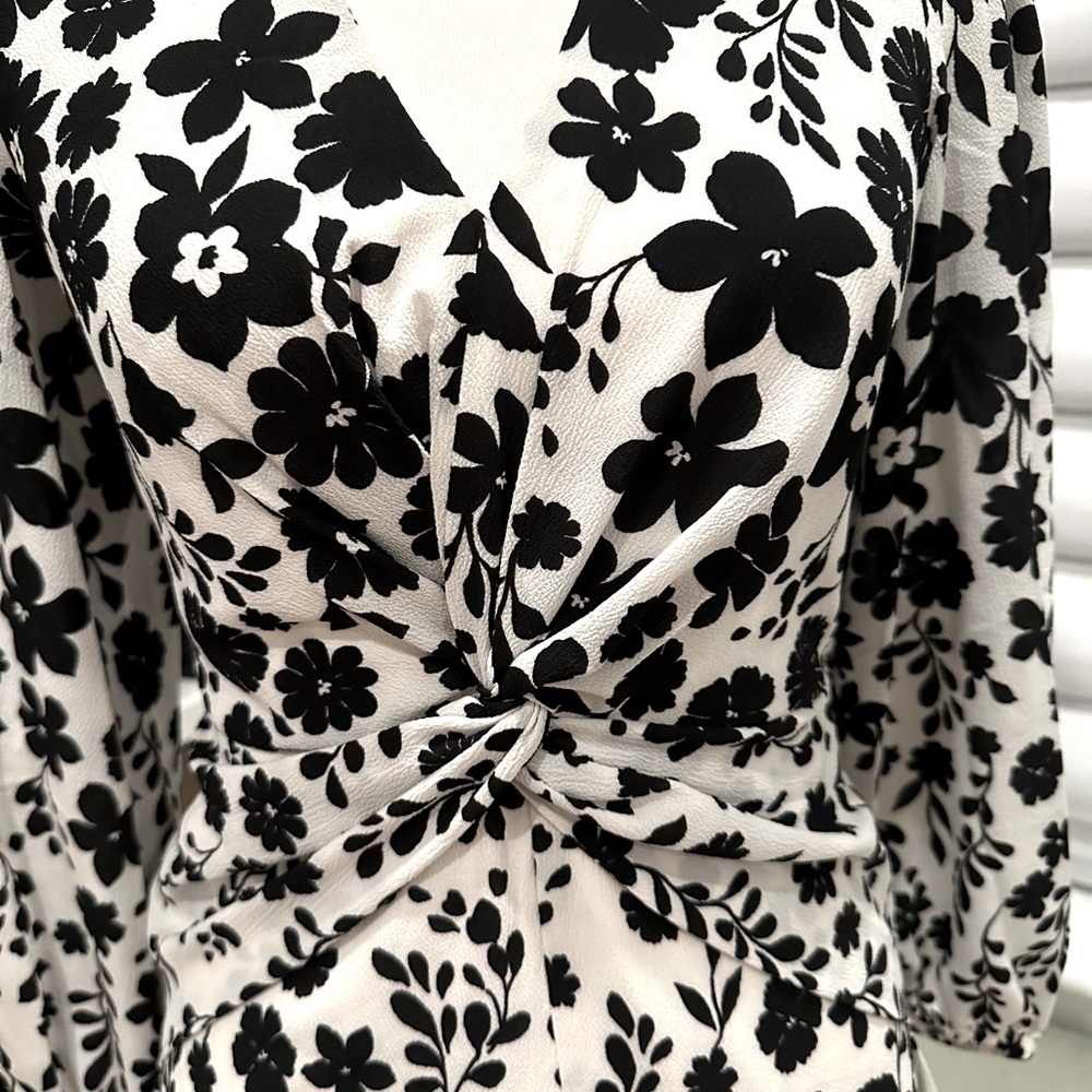 New Maggy London Long Sleeve V-Neck Twist Waist Fit & Flare Dress Sz 4 - Picture 2 of 6